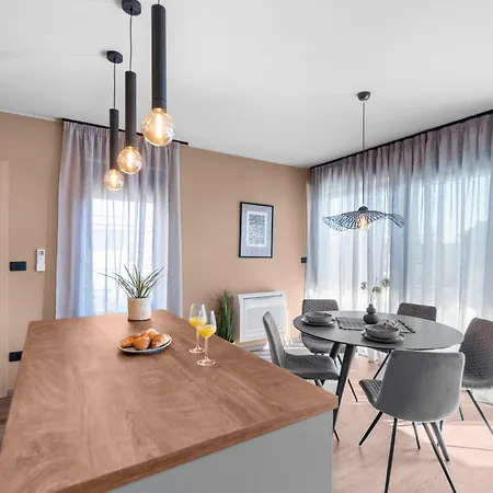 Quercus Village Penthouse With Jacuzzi アパート