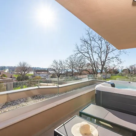 Apartment Quercus Village Penthouse With Jacuzzi *