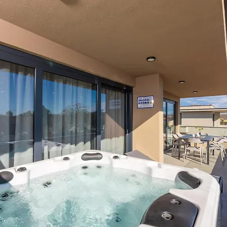 Quercus Village Penthouse With Jacuzzi