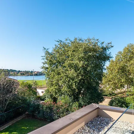 شقة Quercus Village Penthouse With Jacuzzi