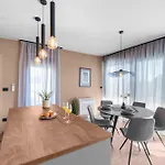 Quercus Village Penthouse With Jacuzzi דירה