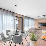 Quercus Village Penthouse With Jacuzzi דירה *