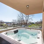 דירה Quercus Village Penthouse With Jacuzzi